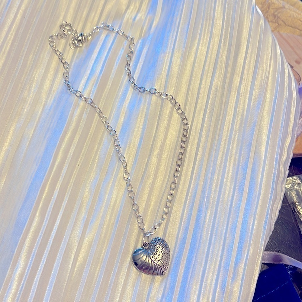 Silver tone heart necklace - Picture 4 of 5